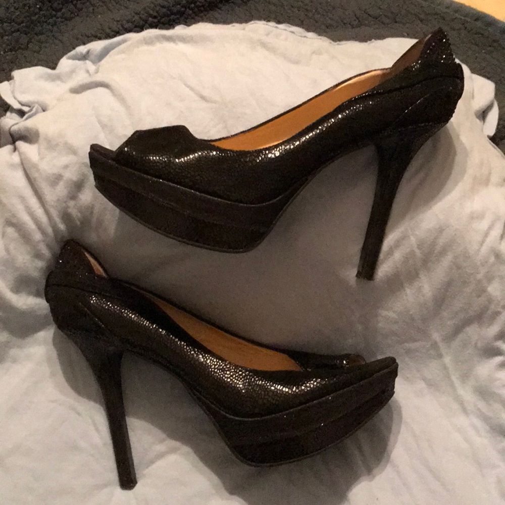 Black pumps w/platform